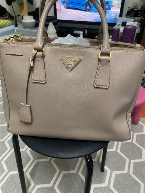 borsello prada donna saffiano|Review: Prada Saffiano Medium Double Zip Top.